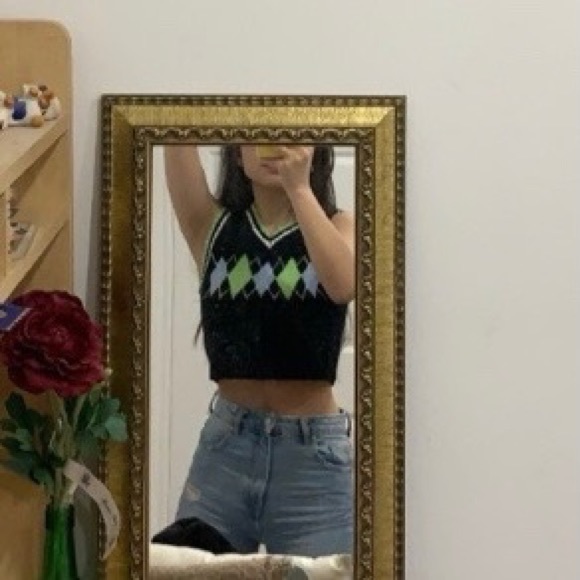 Argyle plaid knit sweater vest. - Picture 3 of 4